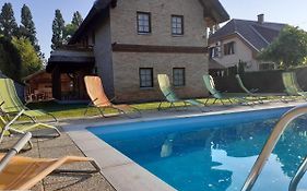 Lisztes Apartman (medencés, nádfedeles, Zamárdi)